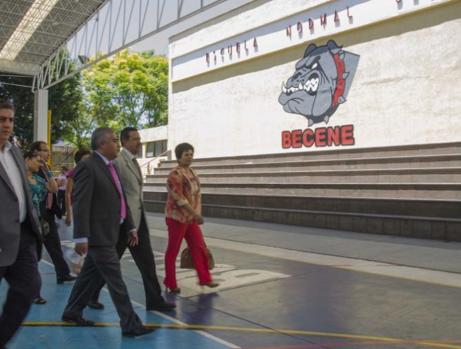 El maestro realizó un recorrido por las instalaciones de la instutución